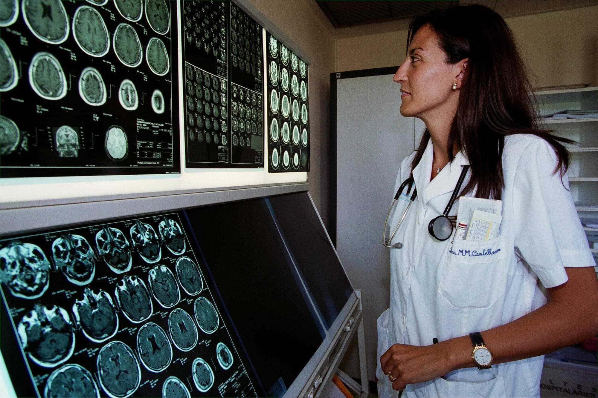 Doctora analitzant unes proves