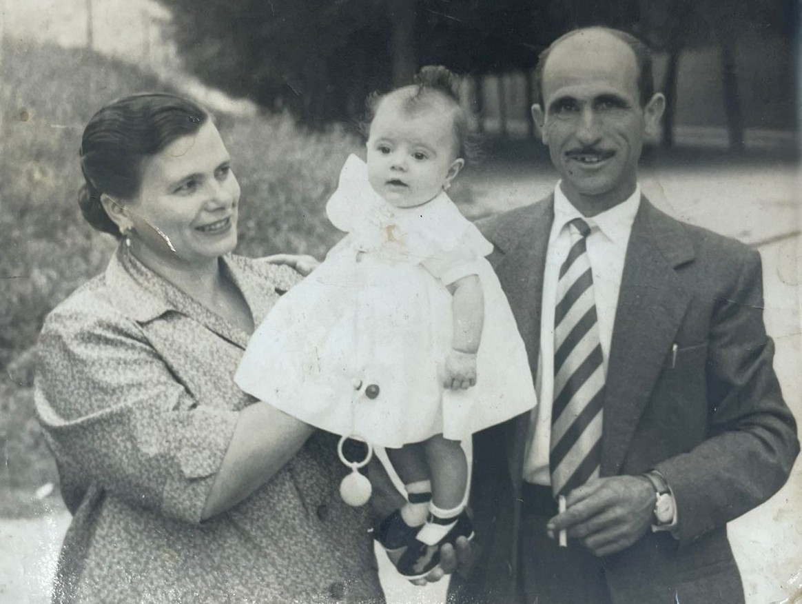 Carmen Pérez, primera dona nascuda al Trueta l'any 1956, amb els seus pares