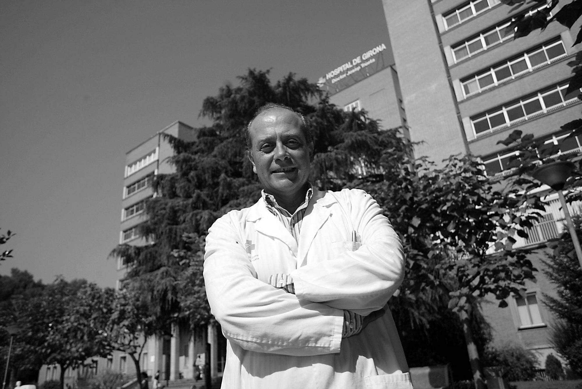 A.Davalos mirant a càmera