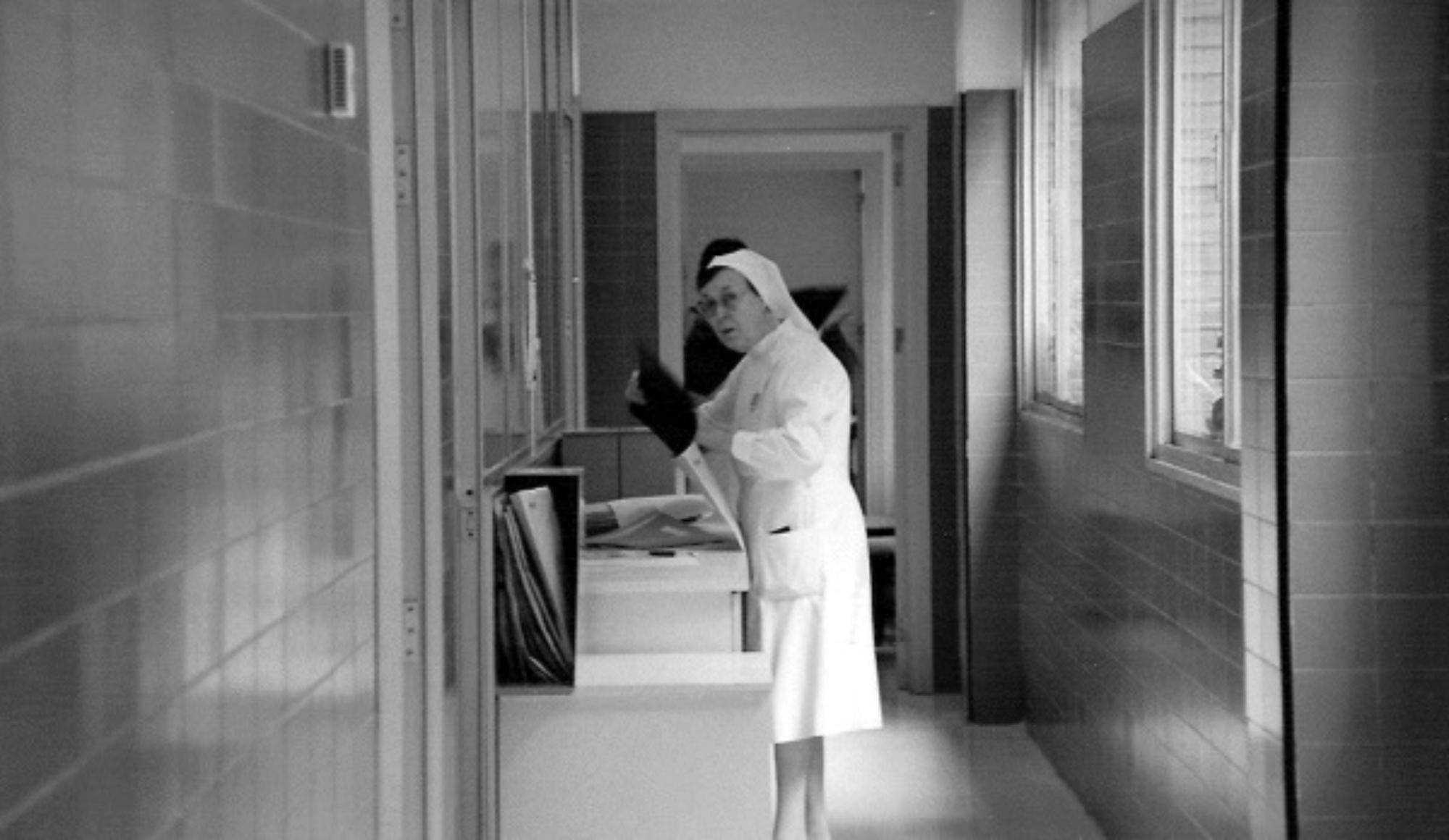 Monja mirant a càmera l'any 1994