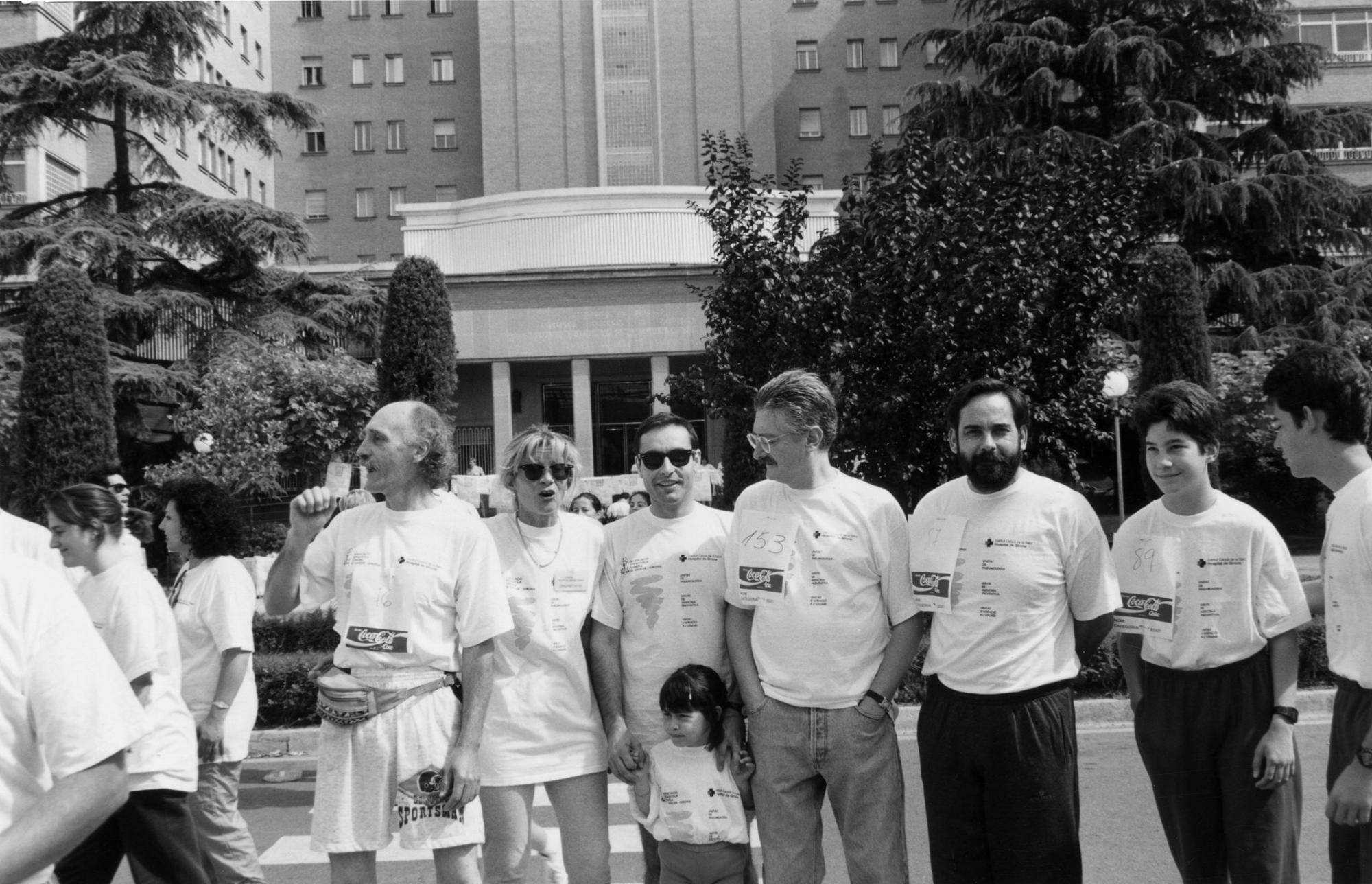 Foto de grup abans d'una cursa feta davant l'hospital