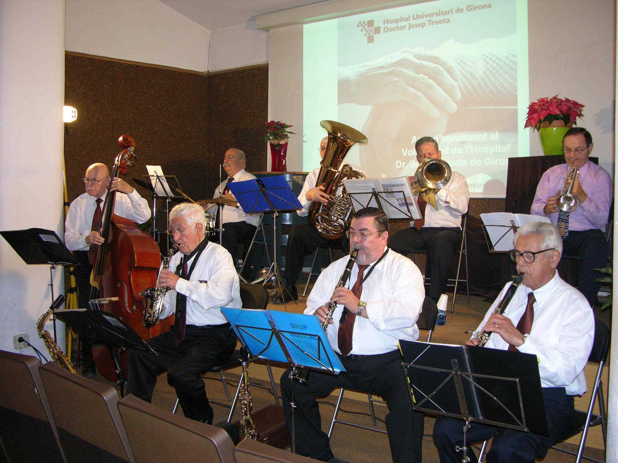 Grup de música tocant a l'hospital