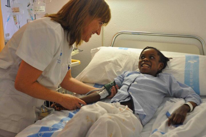 Pacient rient mentre el tracten