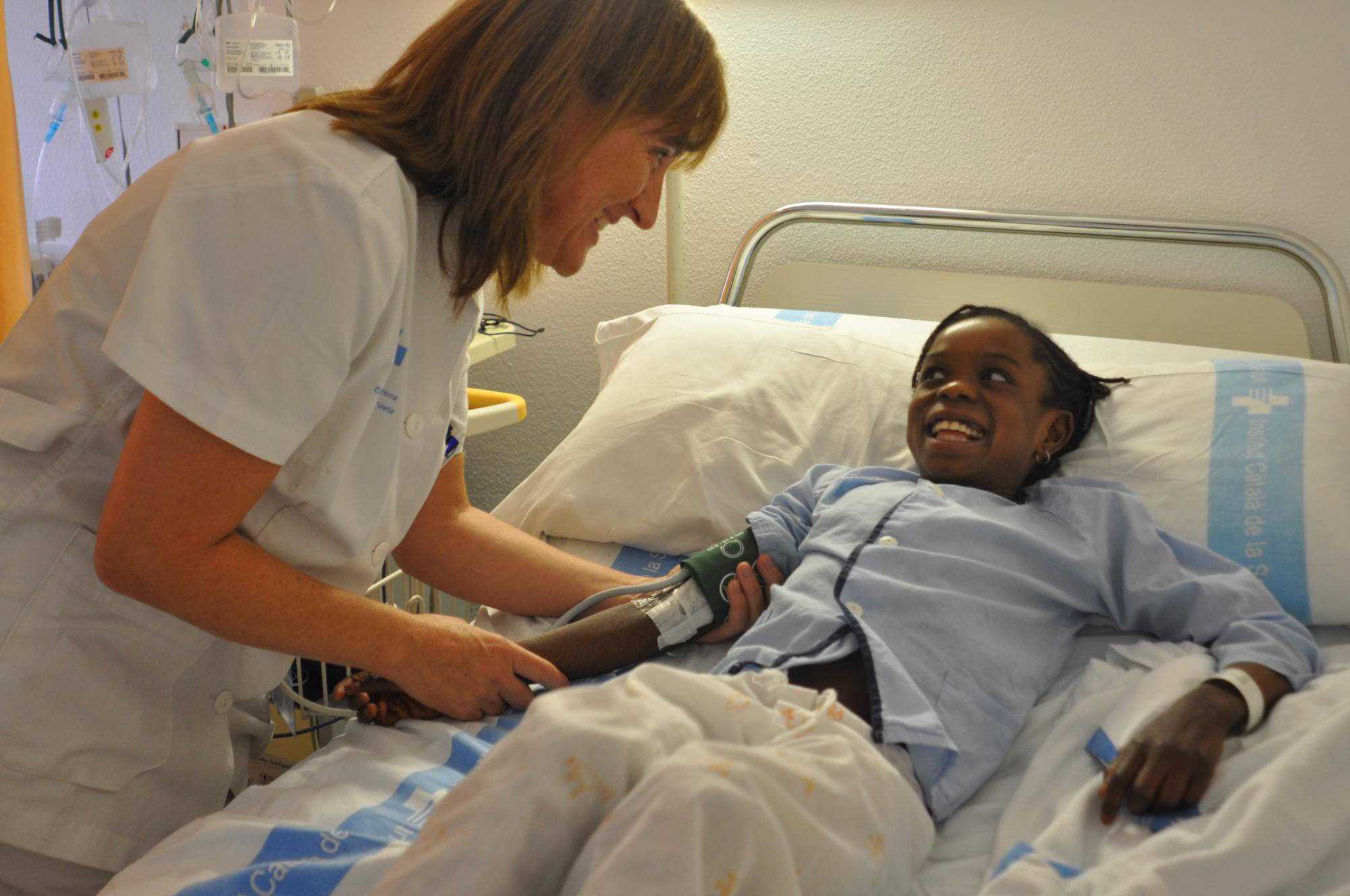 Pacient rient mentre el tracten