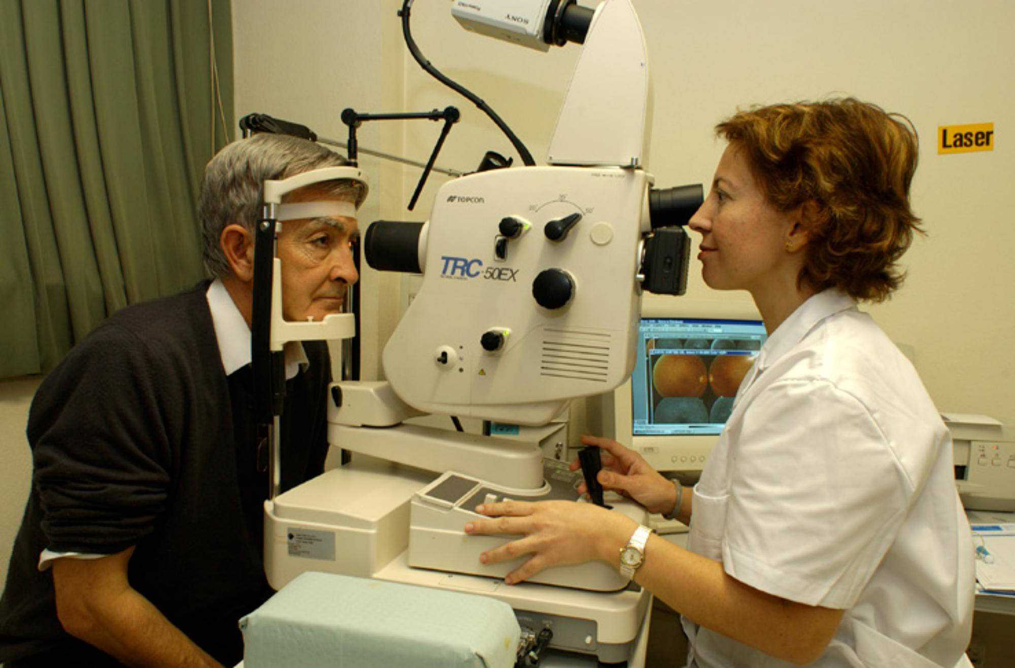 Oftalmòloga tractant a un pacient