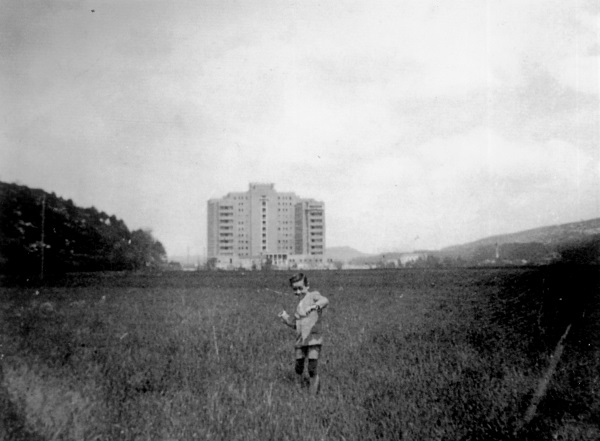 Any 1955. Tot a punt per la inauguració del Trueta.