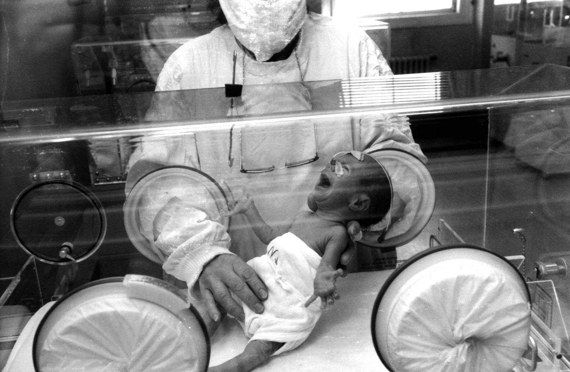 Nadó dins d'una incubadora