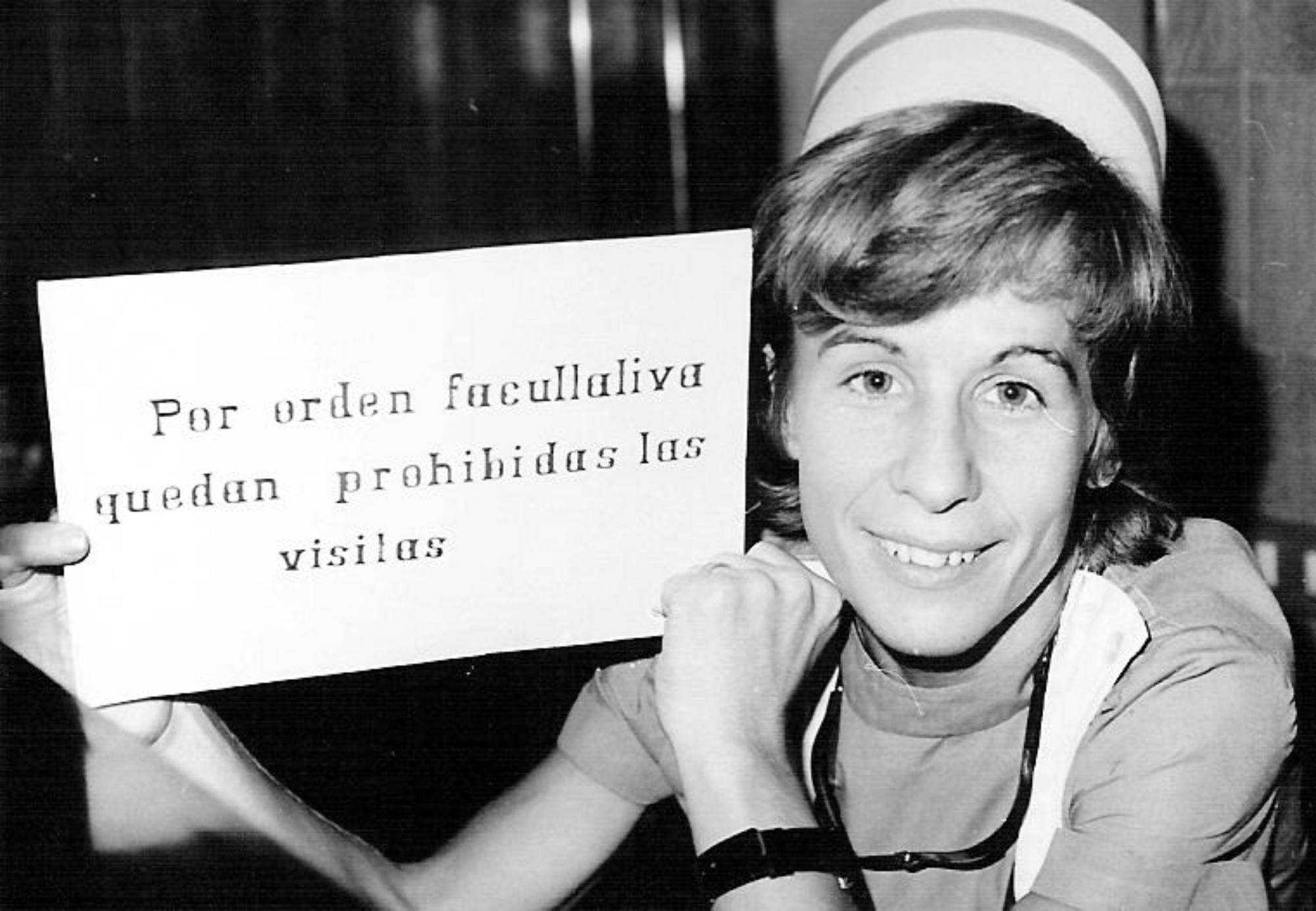 Infermera mirant a càmera l'any 1971