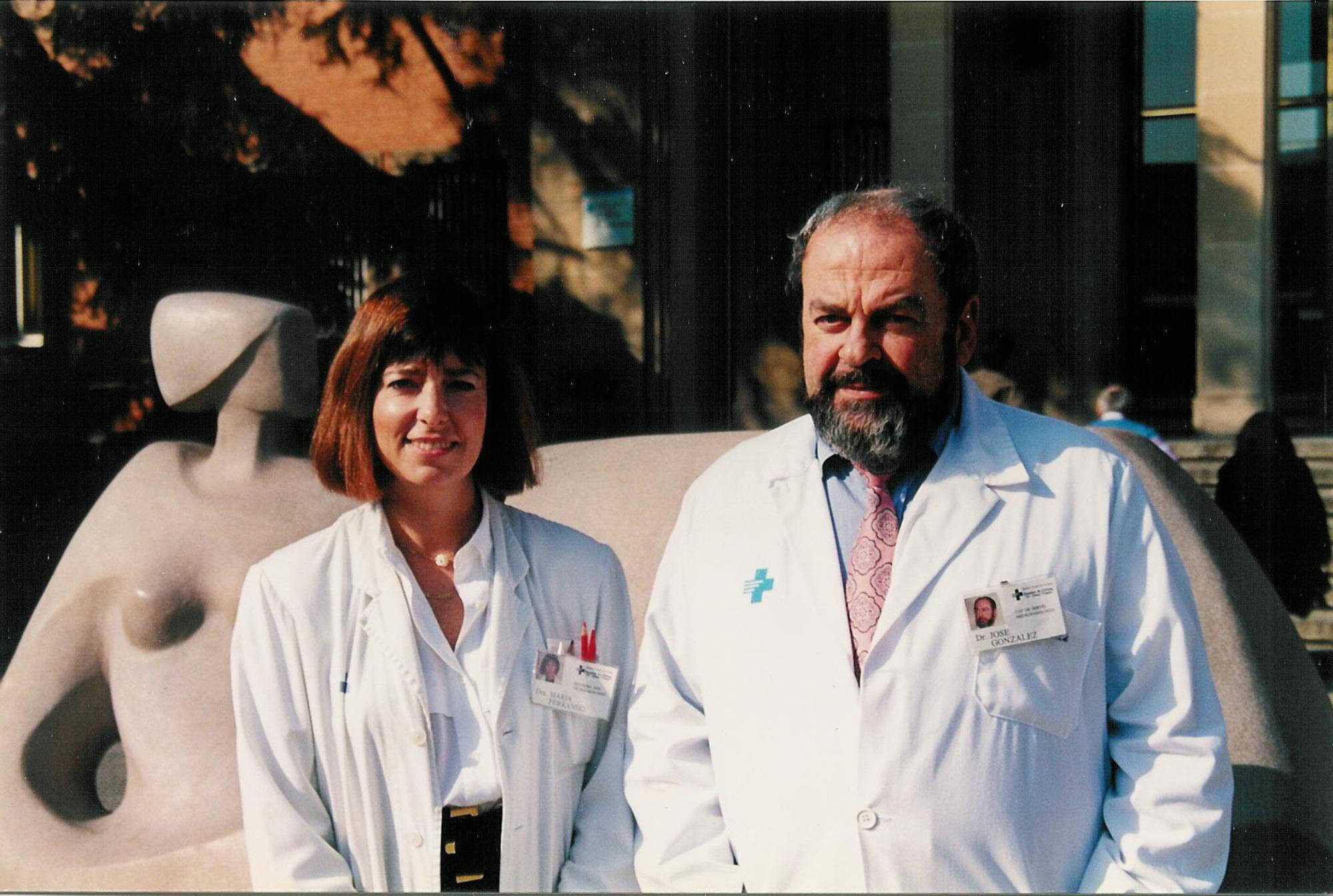 Imatge d'una doctora i un doctor de l'Hospital Trueta
