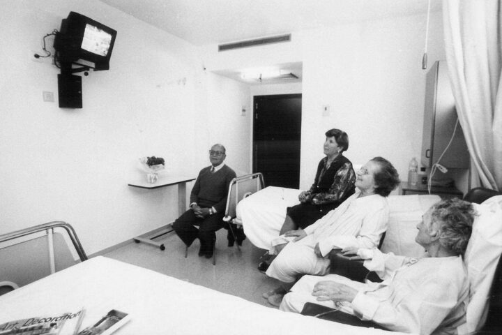 Persones gaudint de les noves habitacions de Trueta