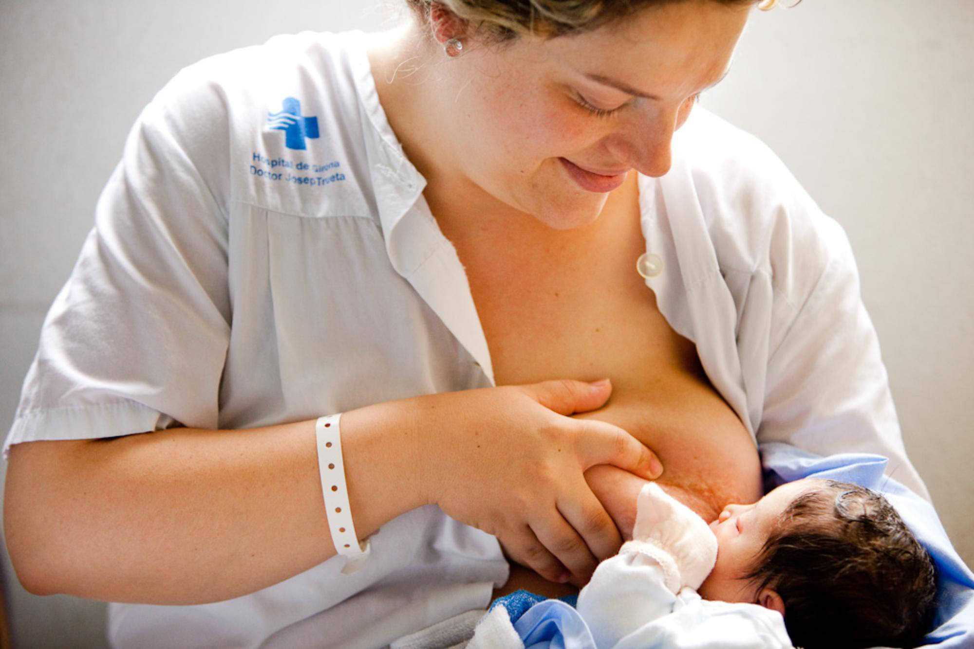 Mare donant pit a la seva criatura recent nascuda