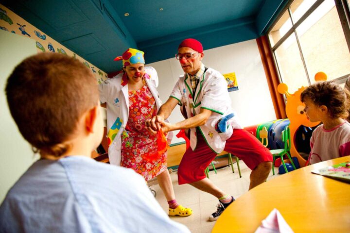 Pallassos visitant a nens i nenes hospitalitzats