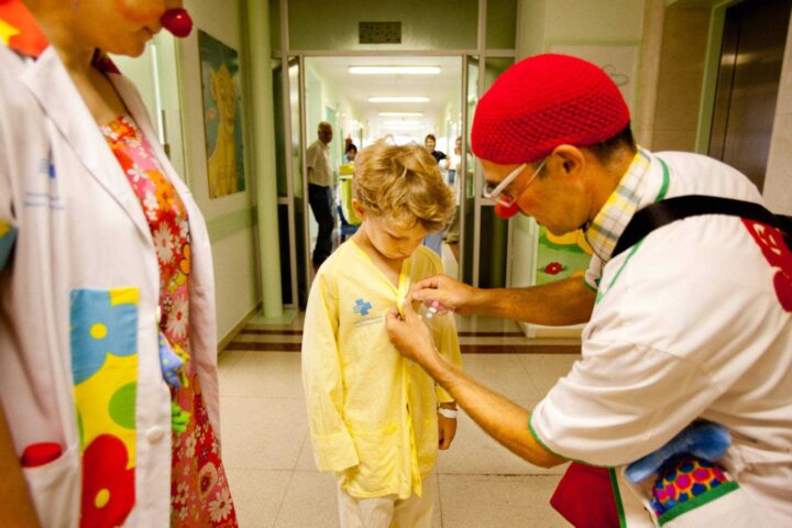 Pallassos visitant a nens i nenes hospitalitzats