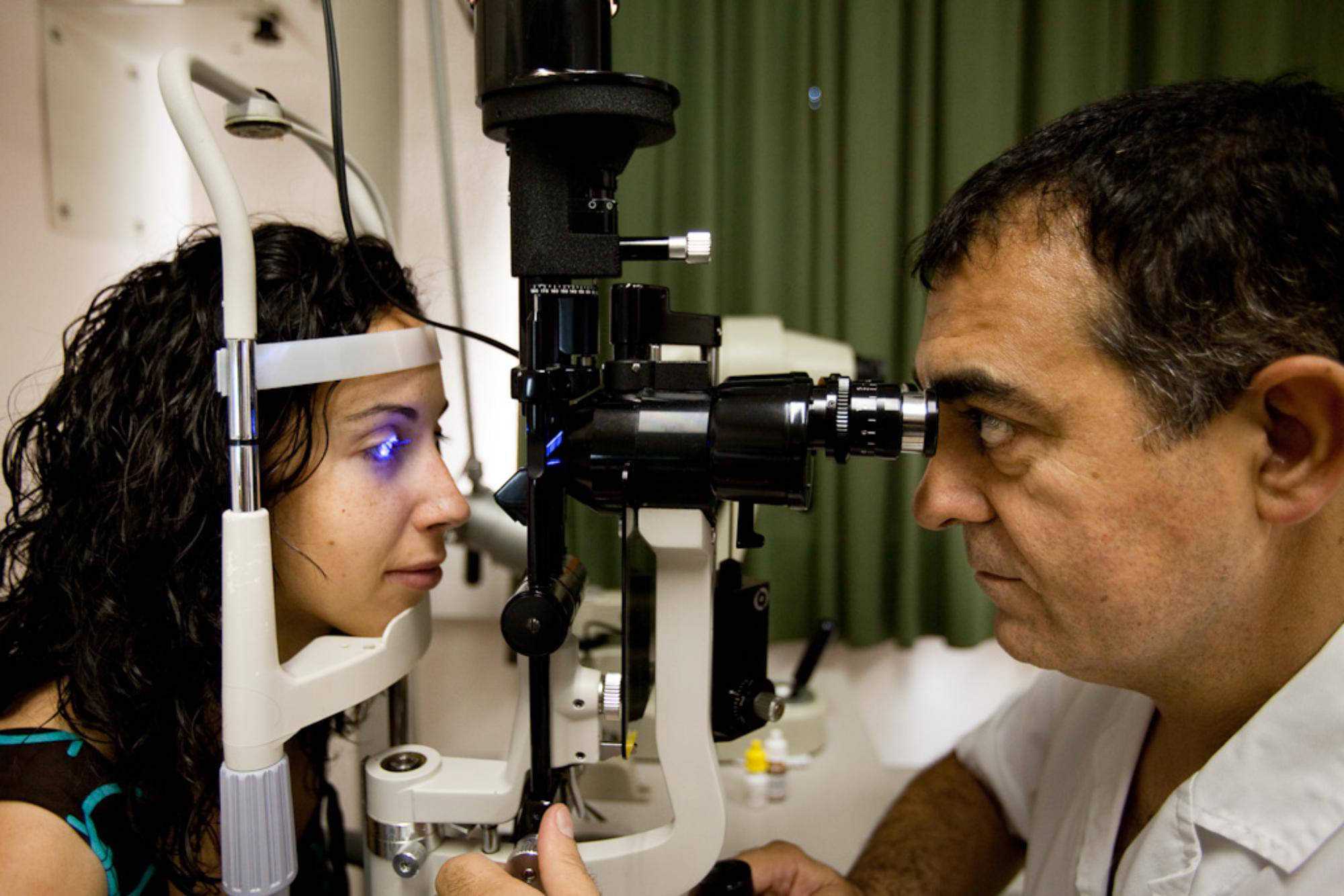 Oftalmòleg visitant a pacient