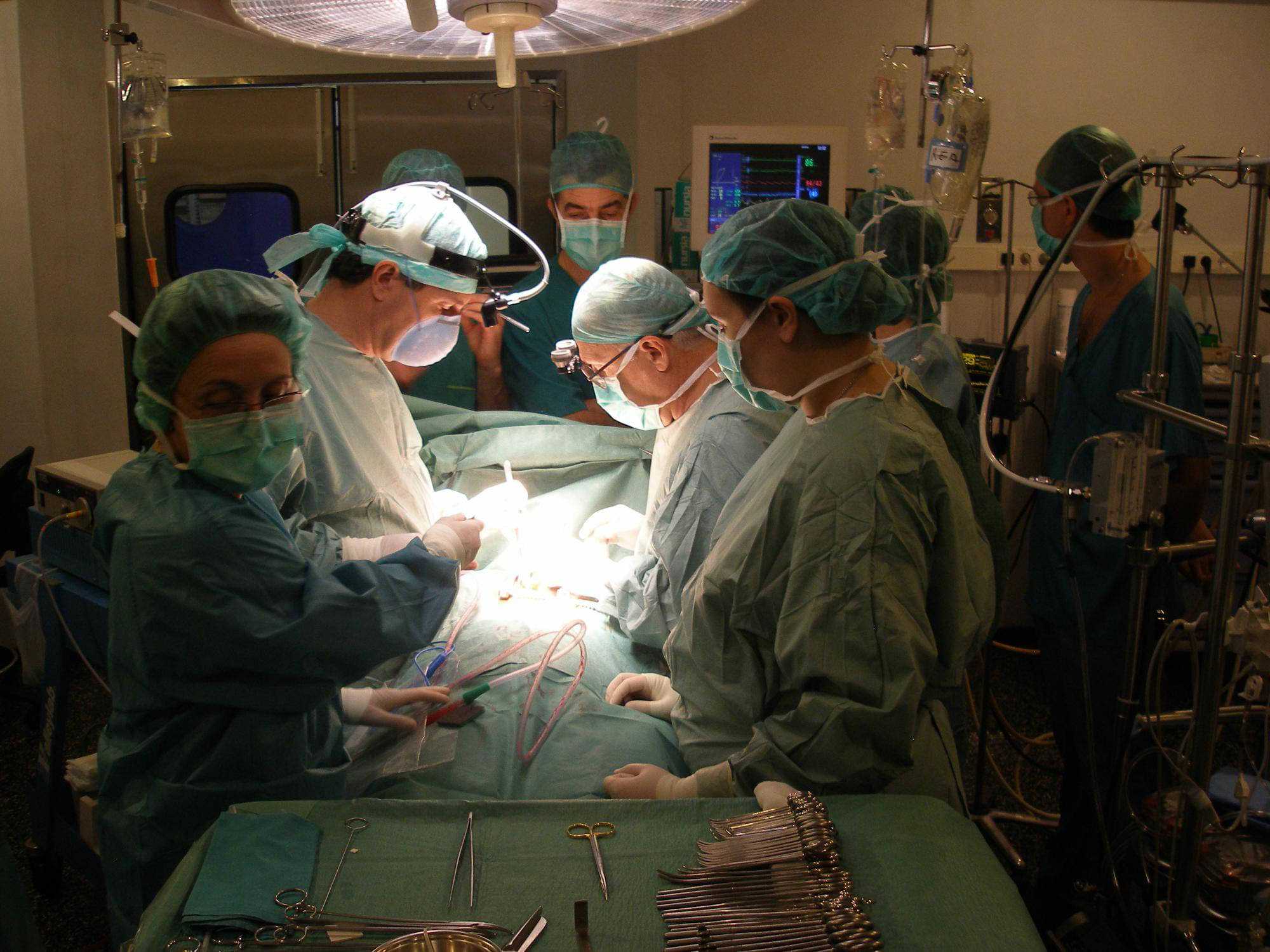 Doctors treballant en una operació