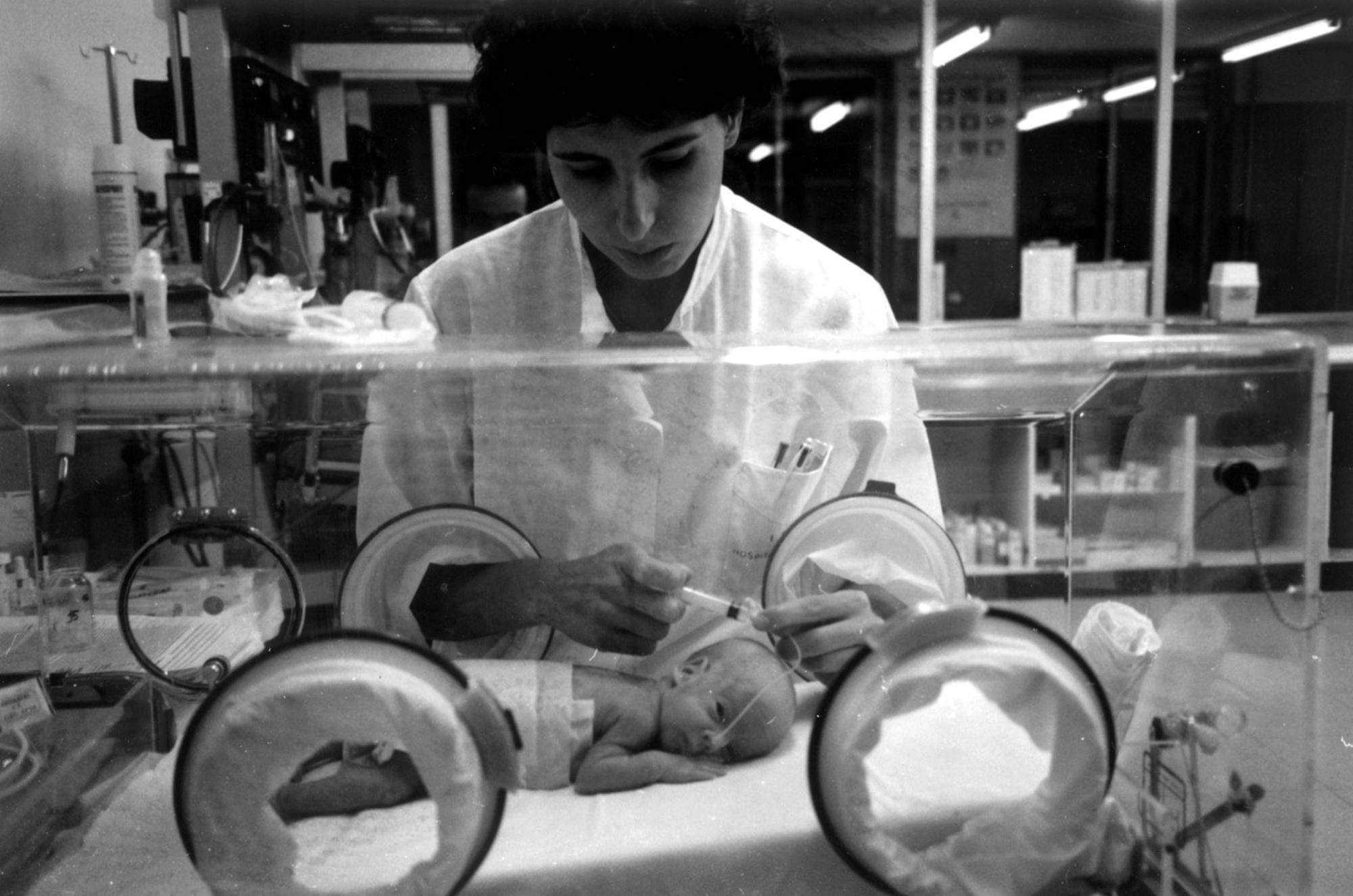 Doctora cuidant a un nadó prematur