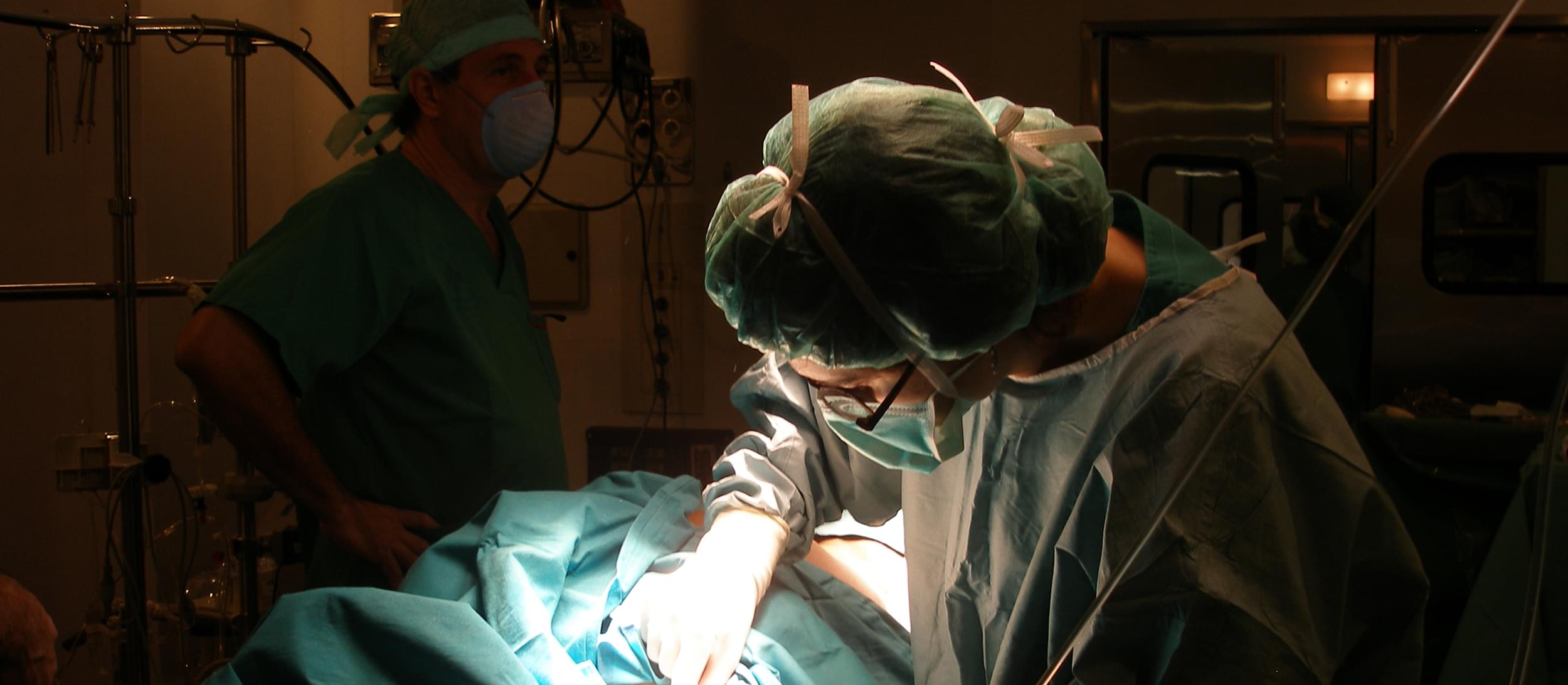 Fotografia d'una metgessa operant