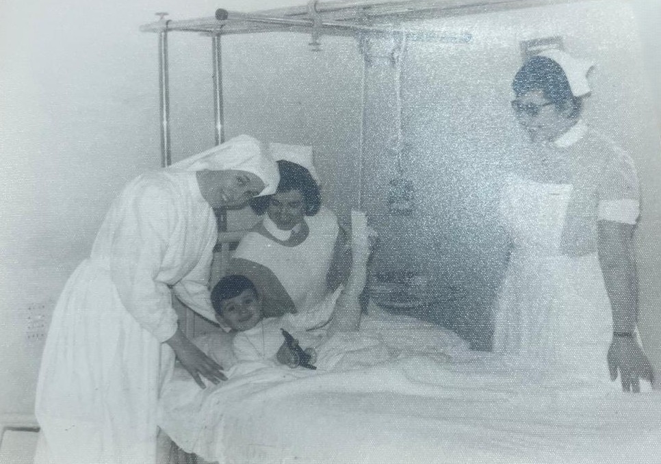 Infermeres acompanyant un pacient, gener 1966