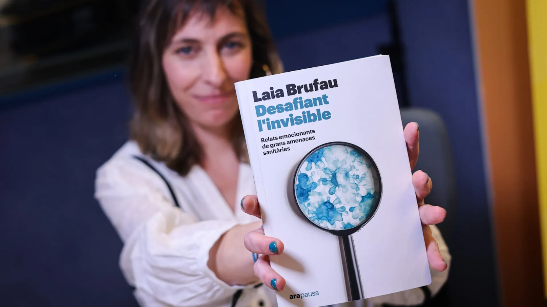 Laia Brufau amb el llibre Desafiant l'invisible