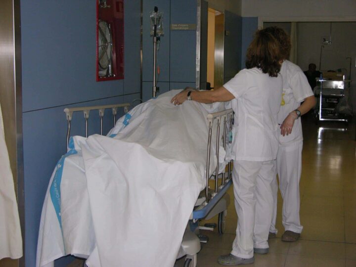 Professionals atenent a pacients